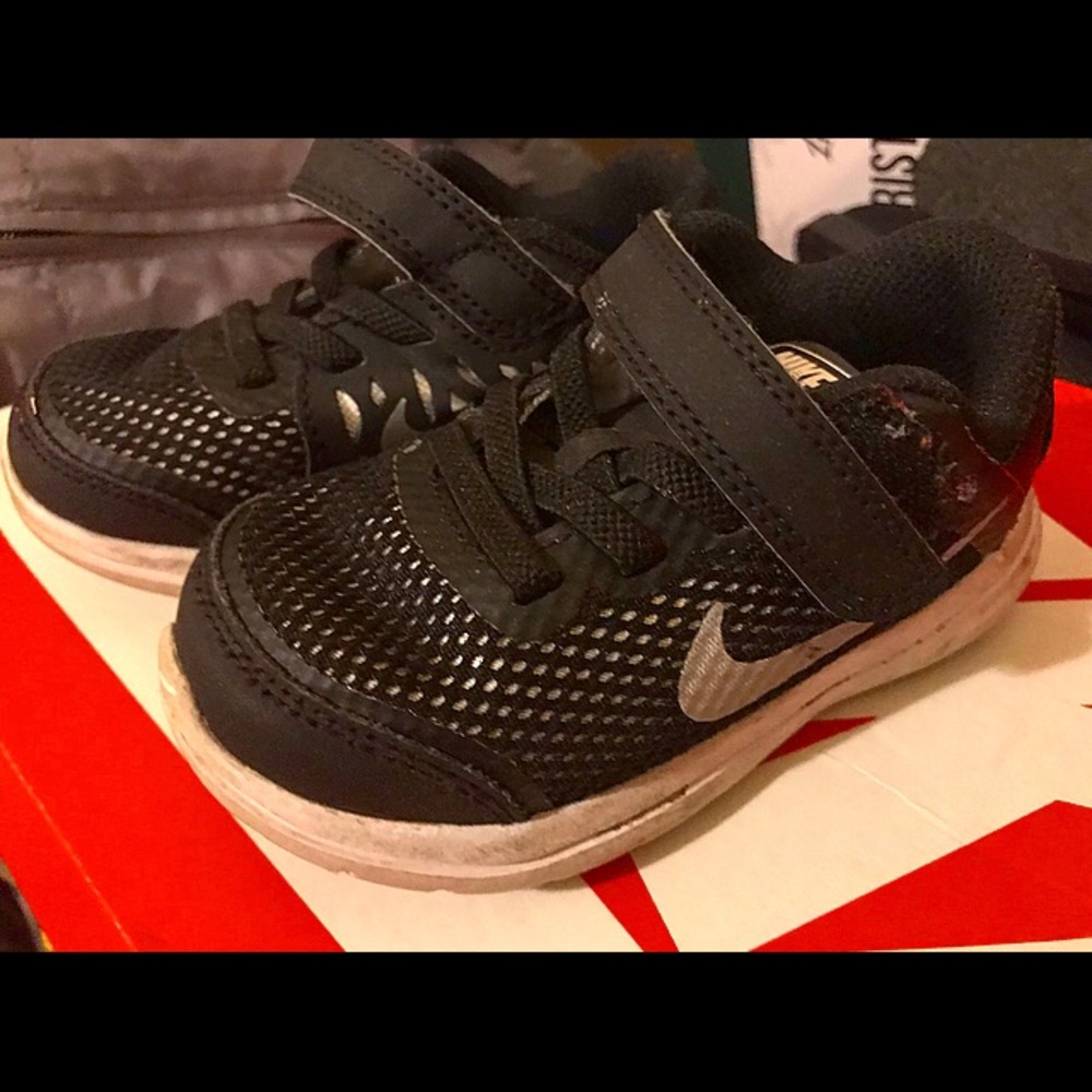 Toddler Black Nike shoes
